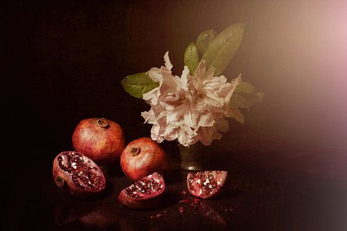 Une nature morte printanière avec des grenades et des rhododendrons.