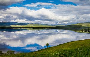 Reflexion über einen See im Norden von Schweden von Hamperium Photography