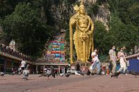 Beeld van Lord Murugan en trap naar Batu Caves tempel in Kuala Lumpur, Maleisië.
