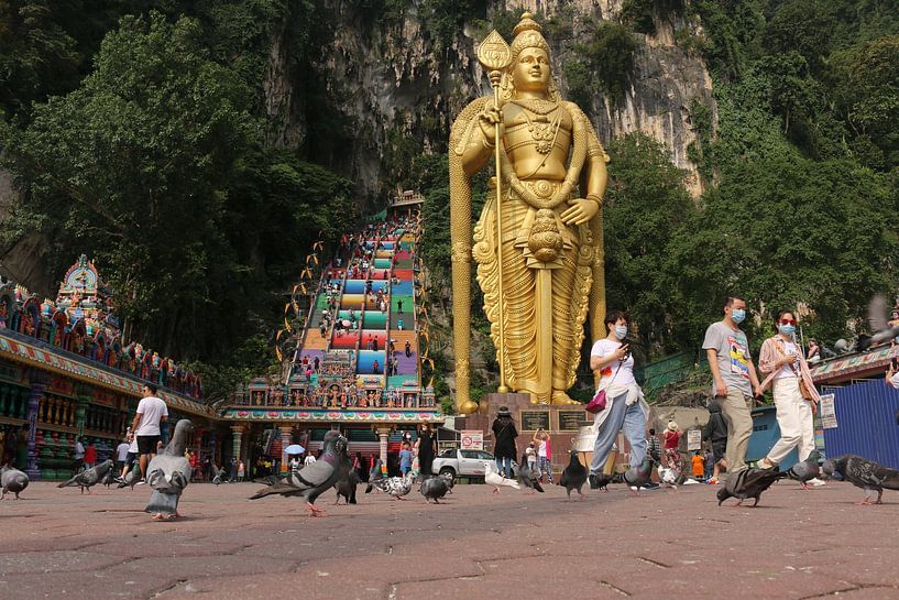 Statue de Lord Murugan et escalier menant au temple de Batu Caves à Kuala Lumpur, Malaisie. par kall3bu