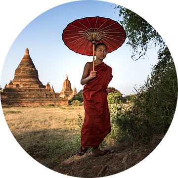 BAGHAN,MYANMAR, DECEMBER 11 2015 -Jonge  monnik wandelt voor een pagode in Baghan.  van Wout Kok