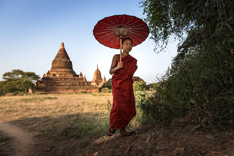 BAGHAN,MYANMAR, DECEMBER 11 2015 -Jonge  monnik wandelt voor een pagode in Baghan.  van Wout Kok