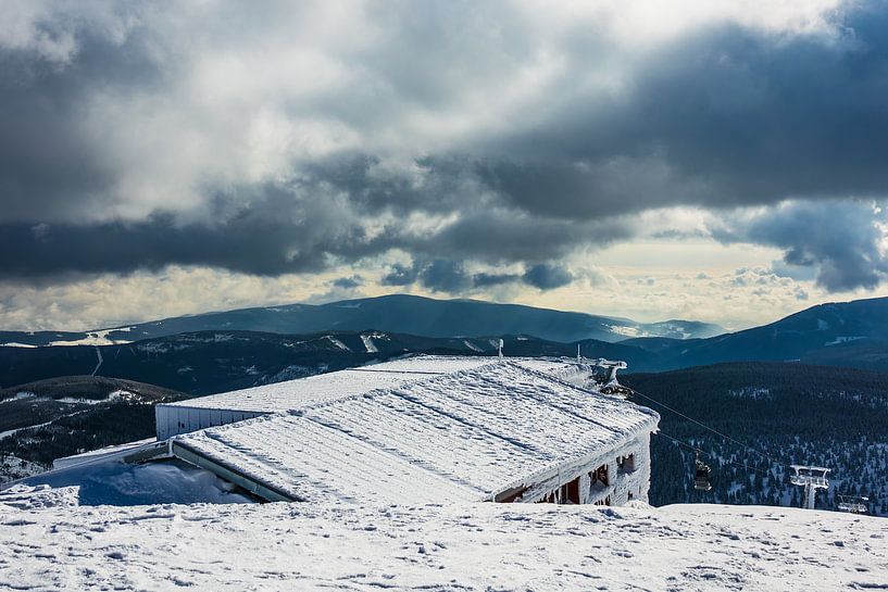 Gebäude auf der Schneekoppe im Riesengebirge in Tschechien van Rico Ködder