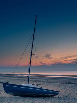 Zeilboot bij zonsondergang van Patrick Herzberg