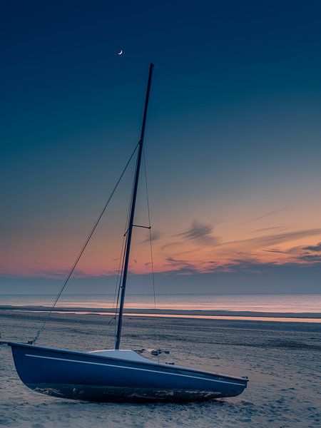 Zeilboot bij zonsondergang van Patrick Herzberg