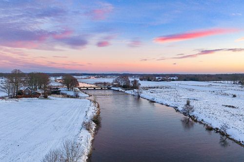 De Vecht stroomt door een besneeuwd winterlandschap tijdens zonsondergang van Sjoerd van der Wal Fotografie