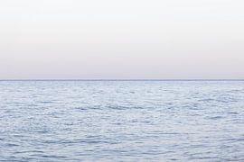 Vue sur la mer aux couleurs pastel sur la côte de la Hollande-Septentrionale | Photographie d'art minimaliste sur Funky Lemons