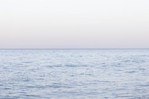 Vue sur la mer aux couleurs pastel sur la côte de la Hollande-Septentrionale | Photographie d'art minimaliste