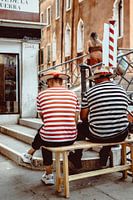 Pauze in Venetië – Gondeliers in Rust