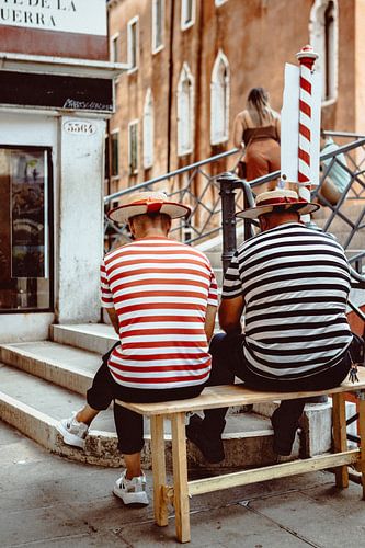 Pauze in Venetië – Gondeliers in Rust van Marleen Kuijpers @themissmarple