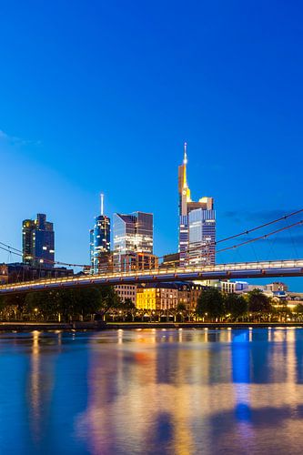 Bankwijk in Frankfurt 's nachts