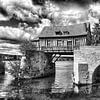 de oude molen brug bij vernon in frankrijk in zwartwit van ChrisWillemsen