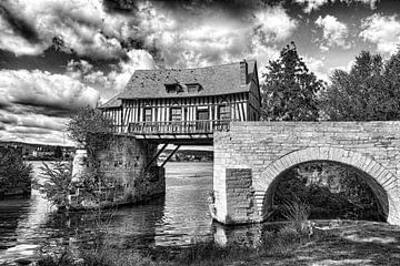 de oude molen brug bij vernon in frankrijk in zwartwit van ChrisWillemsen