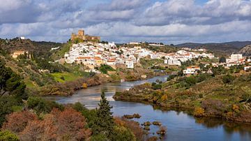 Uitizcht op de Portugese stad Mértola van Adelheid Smitt