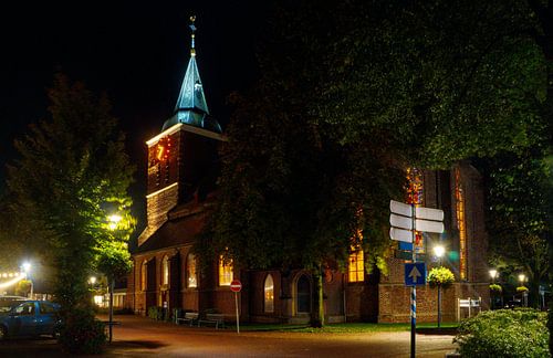 Église le soir dans le centre du village