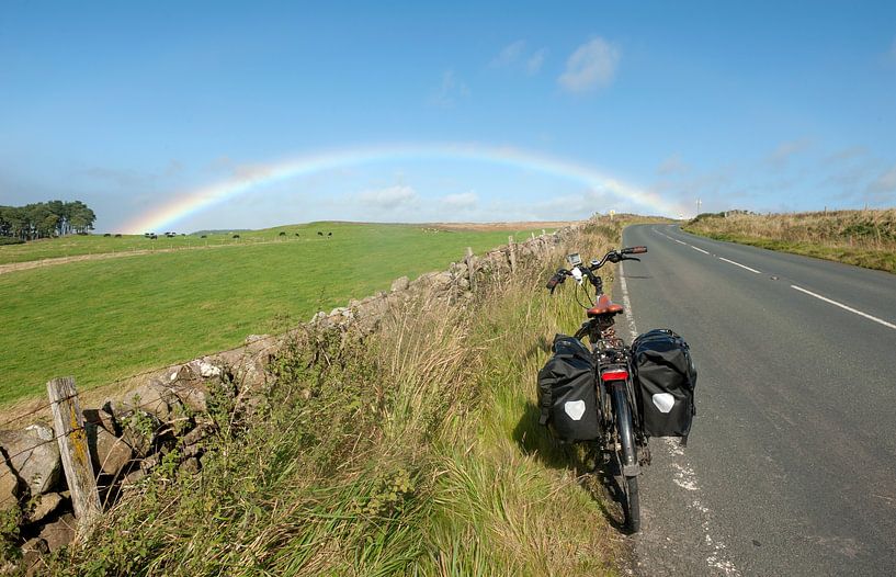 Rainbow over Sourmoor Hill van Richard Wareham