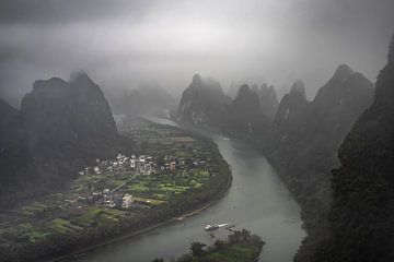 Uitzicht op karst landschap in China van Piedro de Pascale