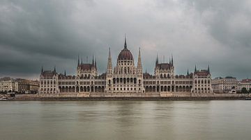 Het Hongaarse parlement in Boedapest aan de Donau van Roland Brack