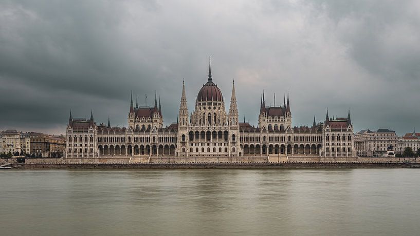 Das ungarische Parlament in Budapest an der Donau von Roland Brack