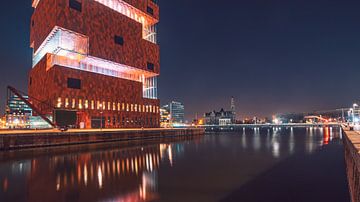 Nachtelijk panorama van het prachtige MAS museum met weerspiegeling in het Bonapartedok, Antwerpen van Daan Duvillier | Dsquared Photography