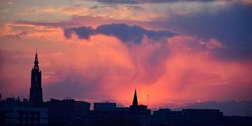 Regen boven de stad van Bert Veldman