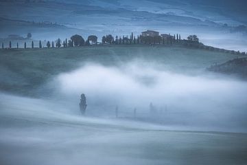 Italie Toscane Val d'Orcia dans le brouillard sur Jean Claude Castor