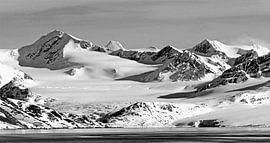 Landschap: Sneeuwlandschap met getijdengletsjer op Spitsbergen van Rini Kools