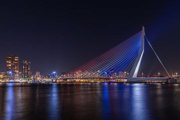 Die Erasmus-Brücke in Rotterdam in Rotem, in weißem, in Blauem