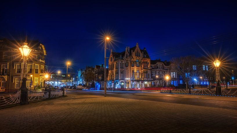 Hotel Molendal in Arnhem tijdens het  blauwe uur liggend van Bart Ros