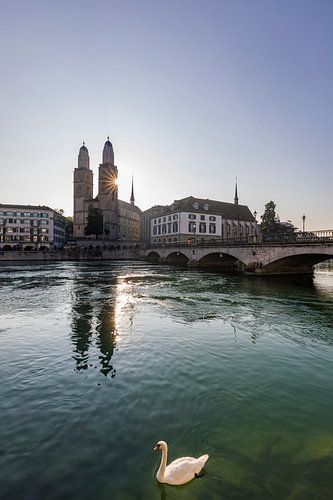Grossmünster in de oude binnenstad van Zürich bij zonsopgang