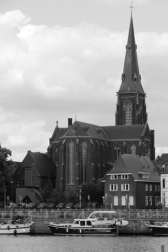 Typisch für Maastricht: Die Kirche an der Maas