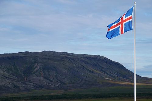 IJsland, IJslandse vlag in het landschap