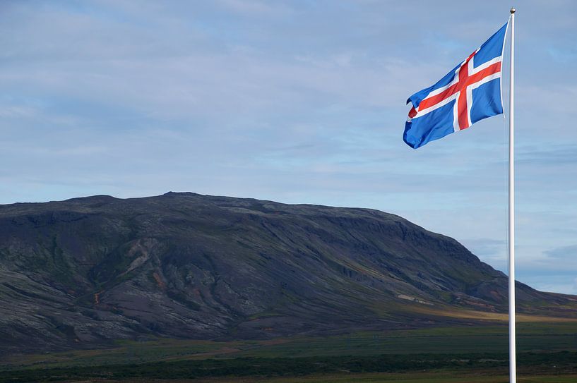 L'Islande, le drapeau islandais dans le paysage par Discover Dutch Nature