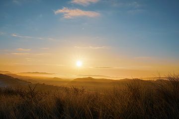 Zonsopkomst boven de duinen en het helmgras bij Bergen aan Zee van Jos van den berg