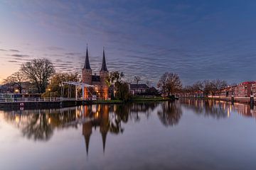 De Oostpoort Delft tijdens zonsondergang