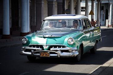 Klassieke amerikaanse auto in Cienfeugos Cuba van Karel Ham
