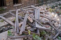 Holzbalken und Bretter auf der Baustelle nach dem Abriss eines Gebäudes von Babetts Bildergalerie Miniaturansicht