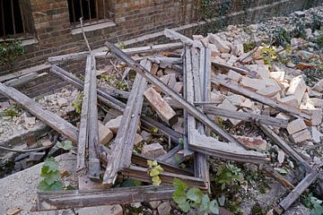 Holzbalken und Bretter auf der Baustelle nach dem Abriss eines Gebäudes