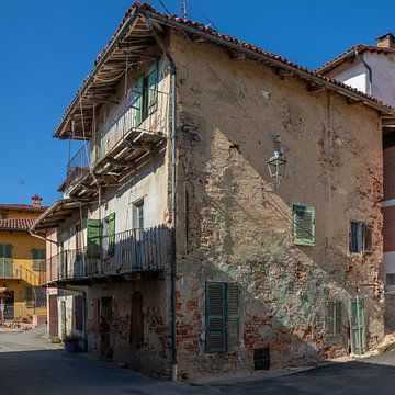 Altes, baufälliges Haus in Cortanzem, Piemont, Italien von Joost Adriaanse
