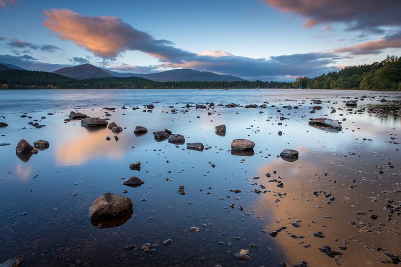 Loch Morlich in Schottland von Fenna Duin-Huizing