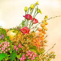 Detail van kleurrijk boeket bloemen in een een warme, retro-achtige sfeer