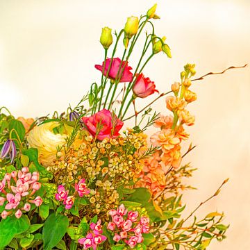 Detail van kleurrijk boeket bloemen in een een warme, retro-achtige sfeer van Stephaniek Putman