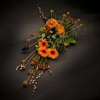 Arrangement floral lumineux et coloré sur fond sombre