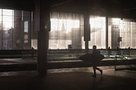 Silhouet van man in het station van Breda van Jochem Oomen thumbnail