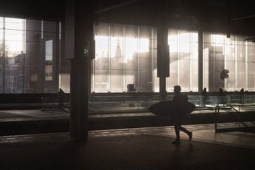 Silhouette eines Mannes im Bahnhof von Breda von Jochem Oomen