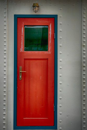 Rote Schiffstür