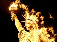  Freiheitsstatue mit brennendem Feuer isoliert auf schwarzem Hintergrund