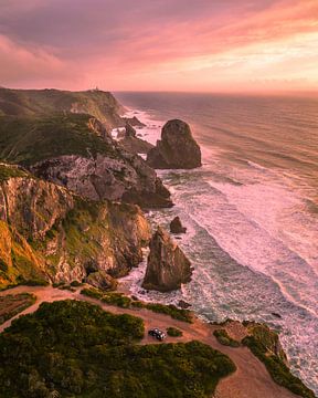 Côte sauvage du Portugal au coucher du soleil sur Ewold Kooistra