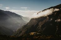 Omringd door Nepalese bergen van Moniek Kuipers thumbnail