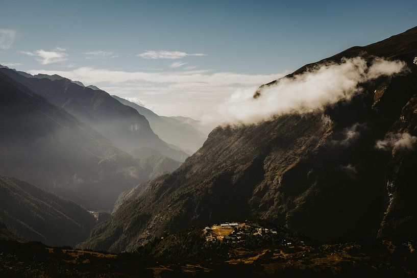 Omringd door Nepalese bergen van Moniek Kuipers
